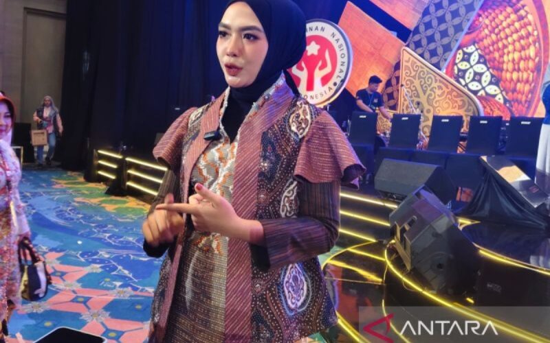 Istri pejabat tampilkan busana perpaduan songket batik di Dekranas