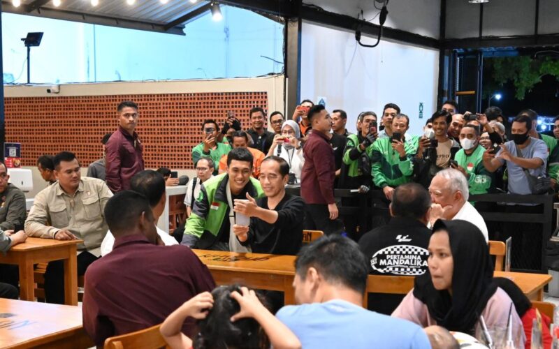 Presiden Jokowi makan Mie Gacoan level 0 dan 1 di Mataram NTB