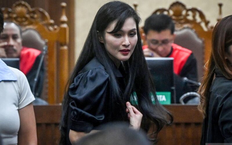 Deretan tas LV yang pernah dikenakan Sandra Dewi dan harganya