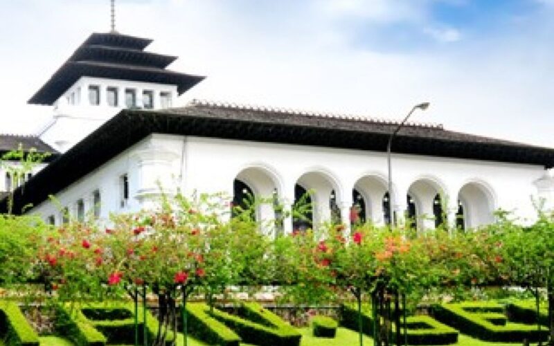 Fasilitas Gedung Sate Bandung dan penjelasannya